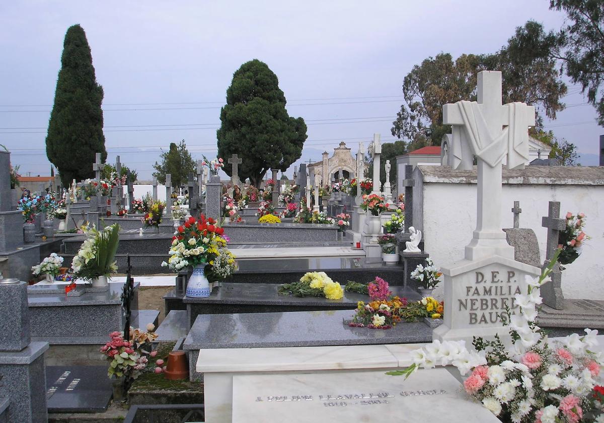 El cementerio abre estos días en horario ininterrumpido, de 09,00 h. a 18.00 h.