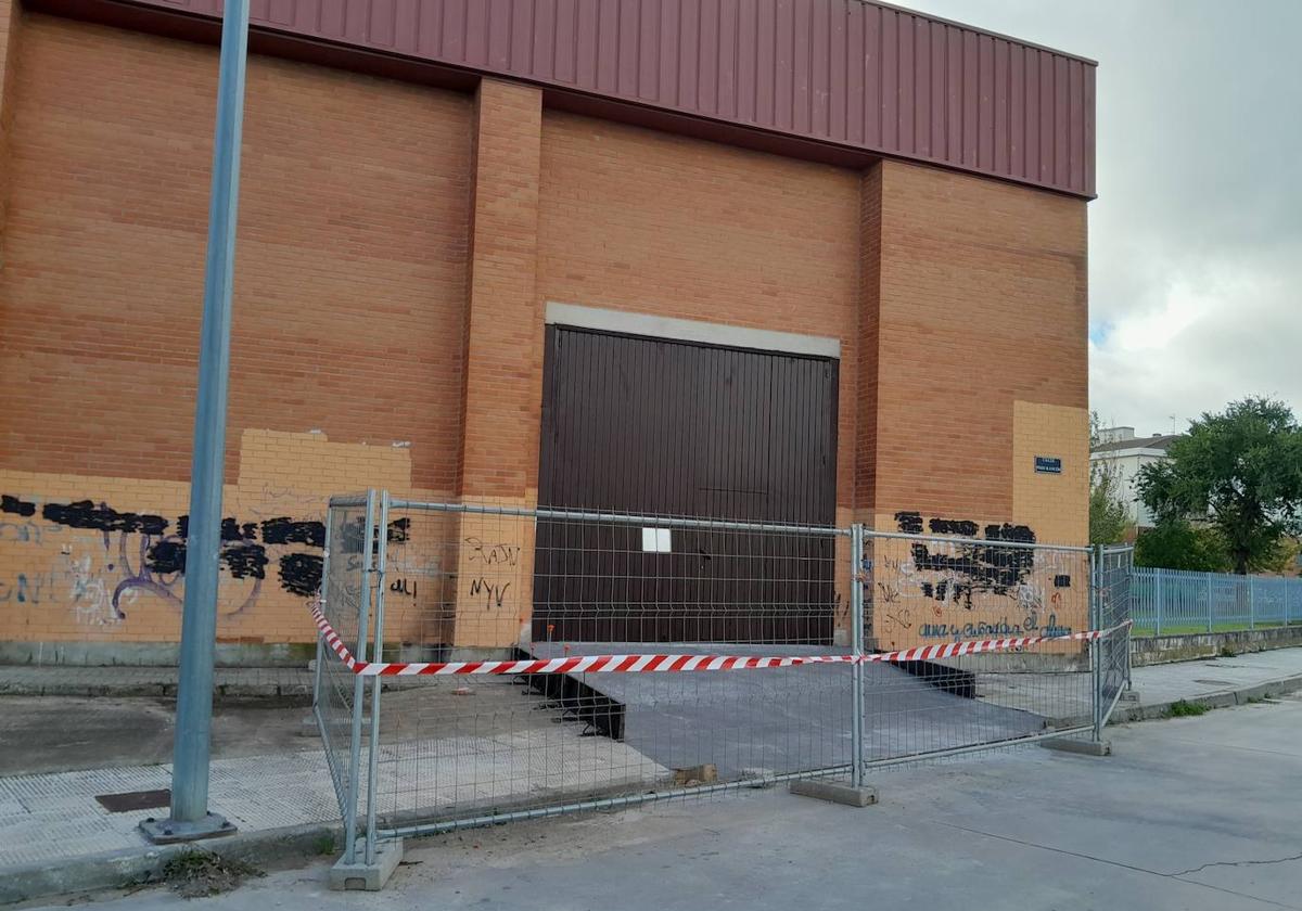 El pabellón de Navarrosa tiene nueva puerta de acceso para vehículos