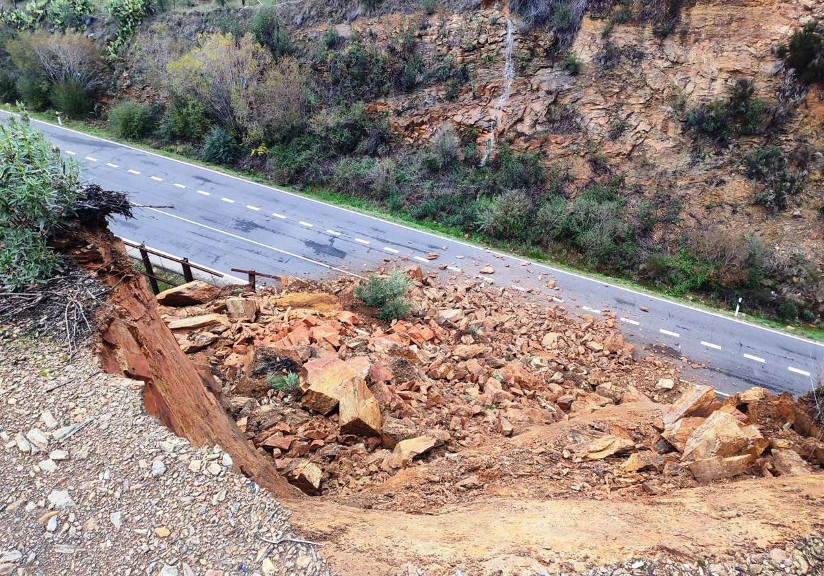 Un talud se viene abajo en la carretera de Guadalupe