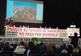 Juncà de pie, a la izquierda, en el inicio de la jornada organizada por No al Muro