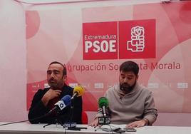Alejandro Tanco junto a Miguel Ángel Morales en la sede local del PSOE