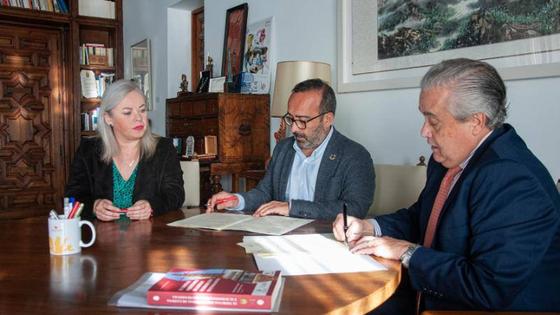 La Diputación y el Colegio Notarial de Extremadura firman un convenio para facilitar la gestión de impuestos