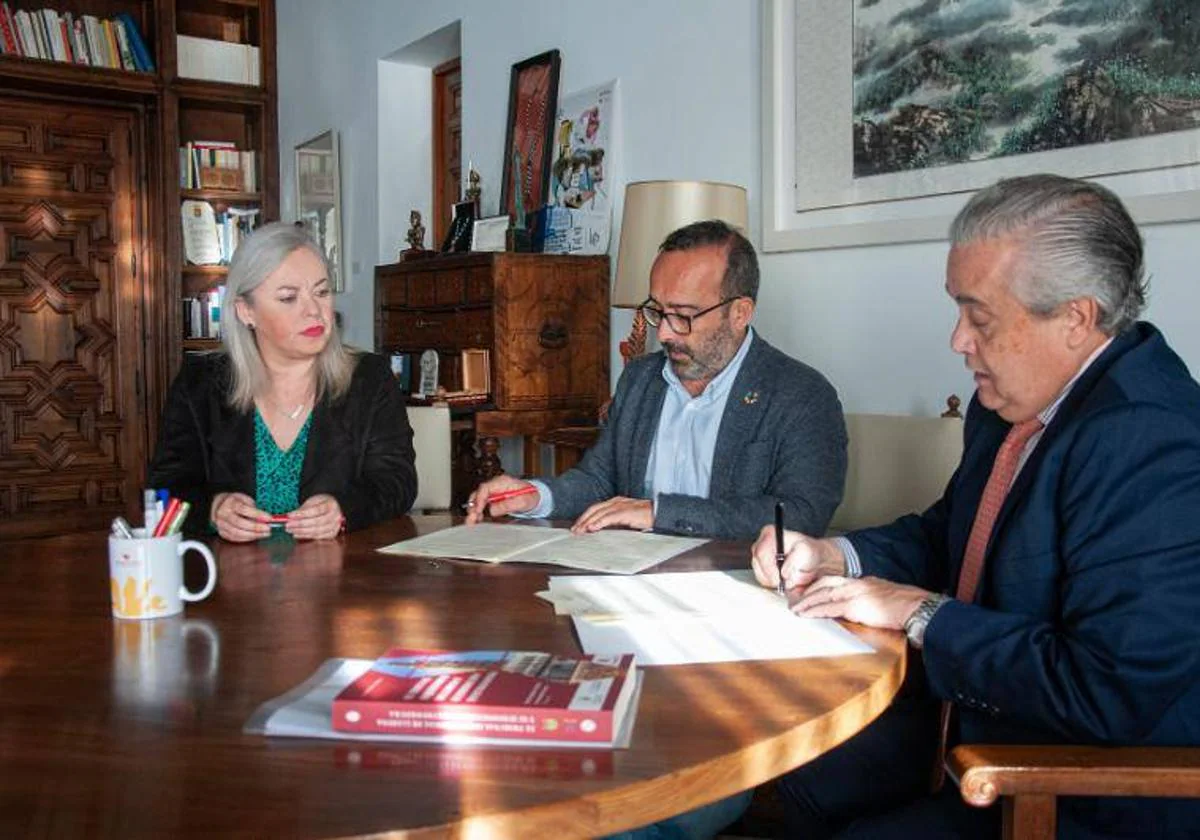 La Diputación y el Colegio Notarial de Extremadura firman un convenio para facilitar la gestión de impuestos