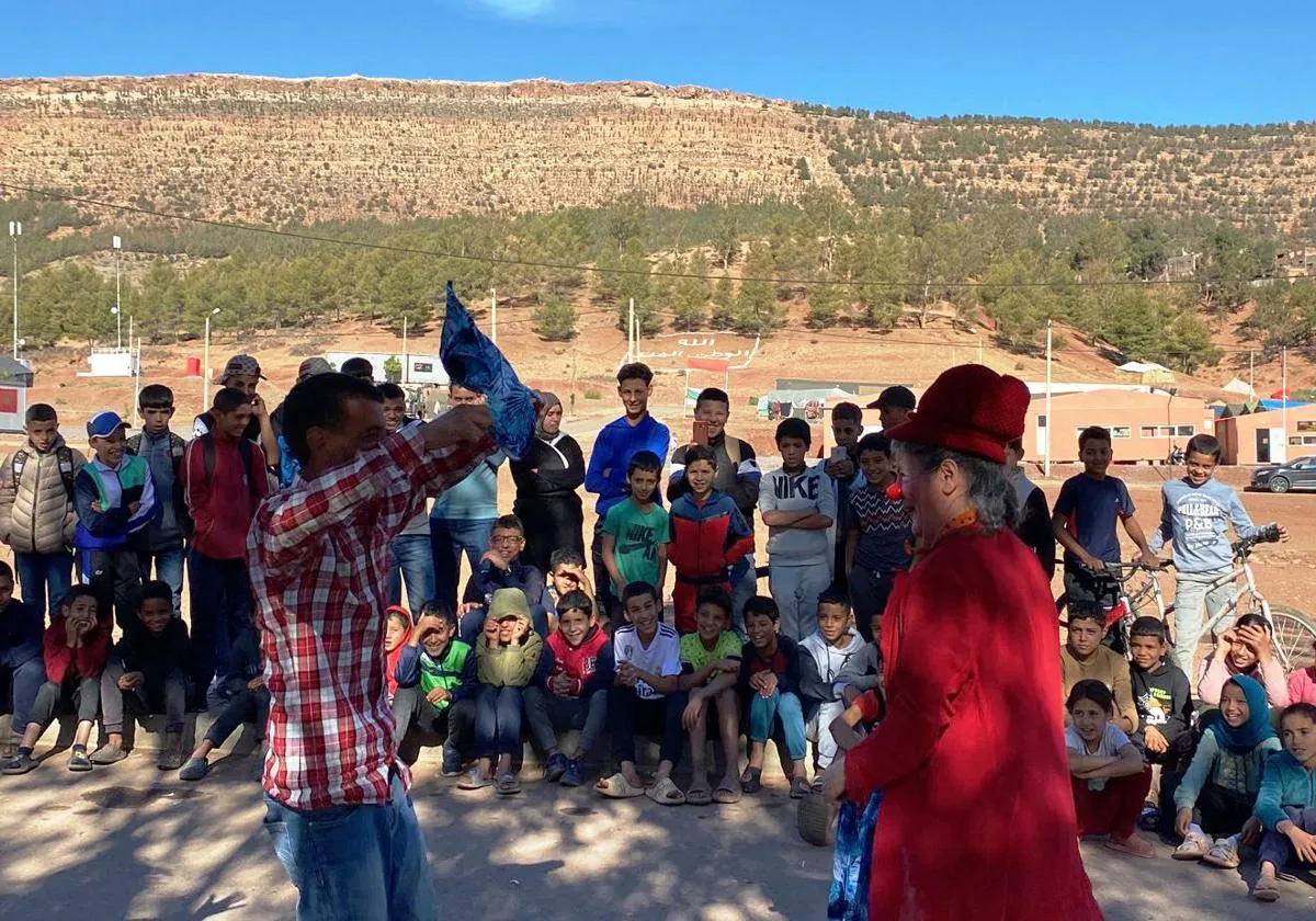 Payasos extremeños hacen reir en la zona afectada por el terremoto de Marruecos