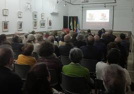 Lola Aceituno ante una imagen de María de Monroy