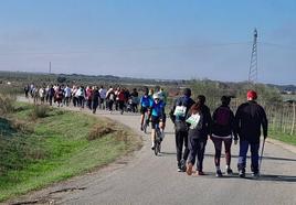 Los participantes en la ruta poco antes de iniciar la marcha