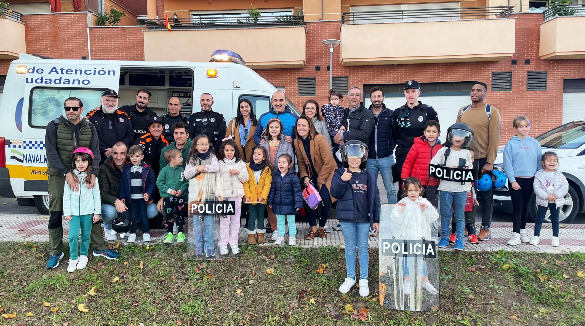Participantes en el taller, con familiares y policías
