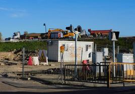 Bomberos y trabajadores al fondo