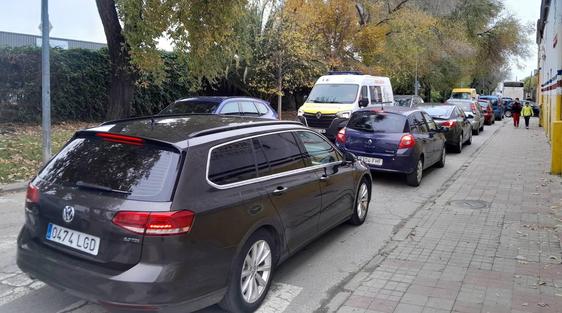 Colas de vehículos y largas esperas al cerrarse el paso a nivel del barrio de La Paz