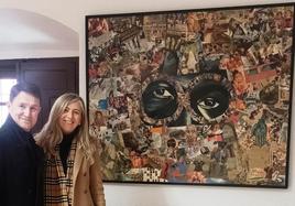 Alejandro Miguel y Cristina Marcos ante la obra donada al Ayuntamiento