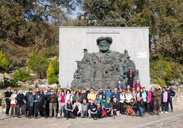 Participantes en la ruta del CECA que terminó con una comida social