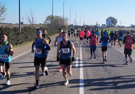 Corredores de ambas pruebas en los primeros kilómetros de las carreras