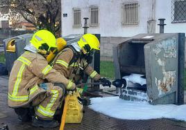 Bomberos en la tarde del martes junto al paso a nivel de San Isidro