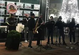 La Dixie Kong Band en el peatonal próximo a la plaza de España