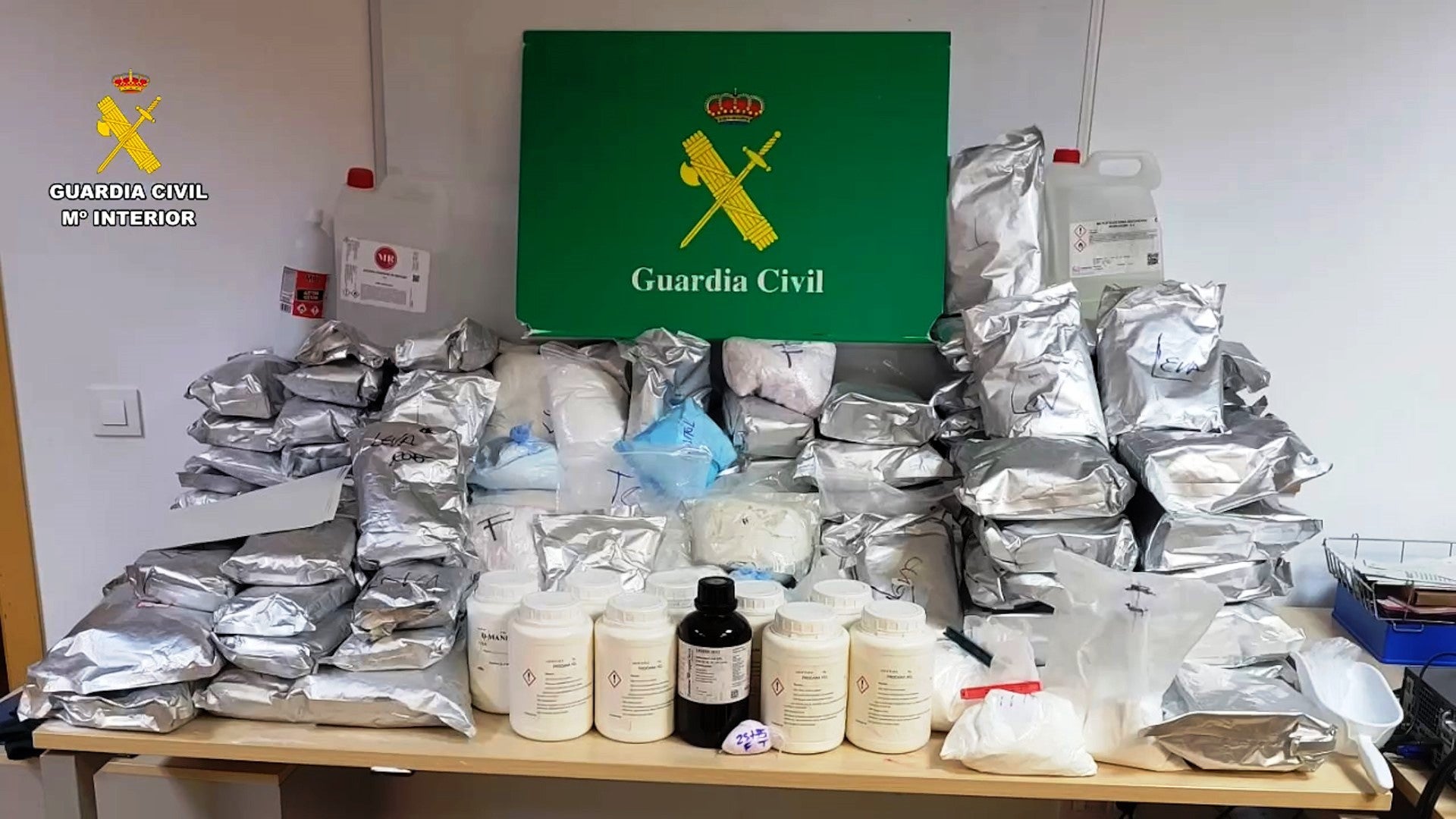 Droga y material decomisados por la Guardia Civil