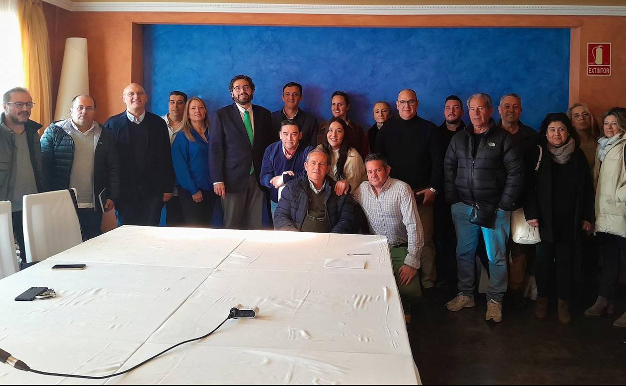 Vega arropado por la junta local y por un grupo de afiliados 