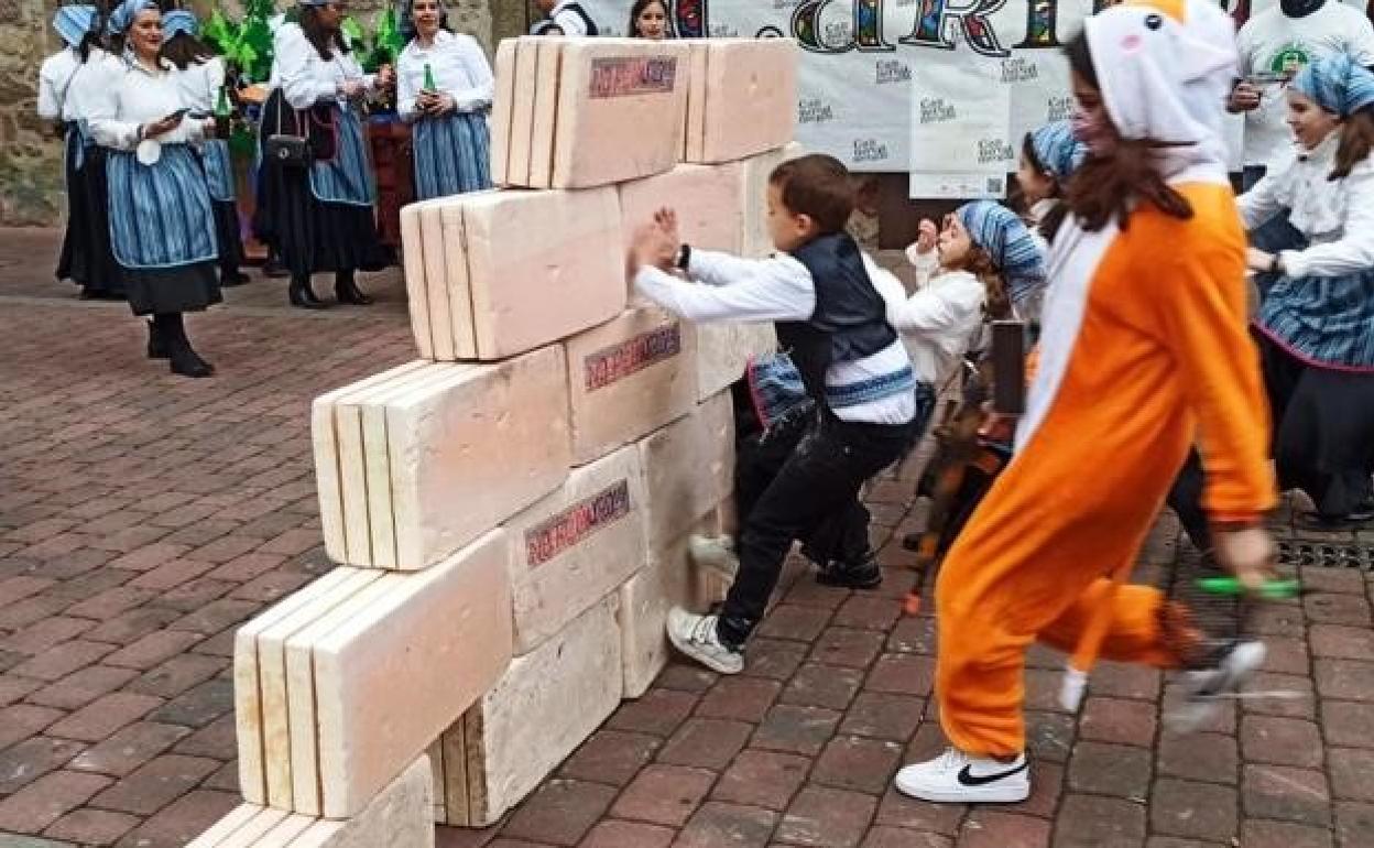 Derribo simbólico del muro durante el Carnaval 