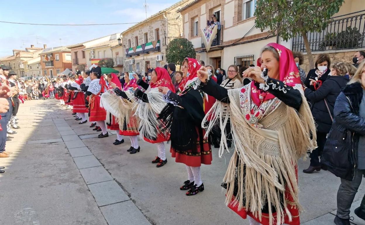 Las sargentas del Carnaval de Ánimas, en pleno baile. 