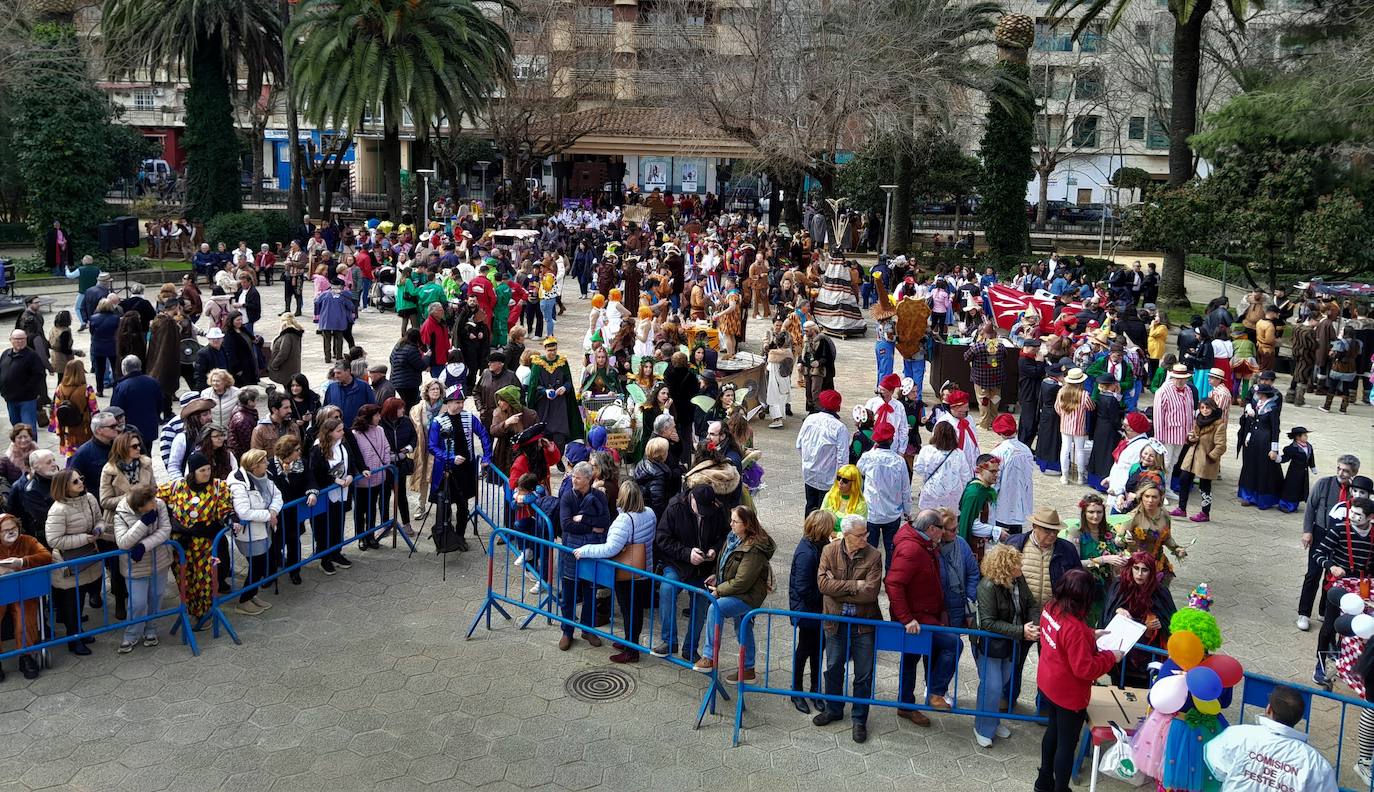 Fotos: El 'Cómete el Carnavalmoral por una pata' reúne a caso 150 grupos