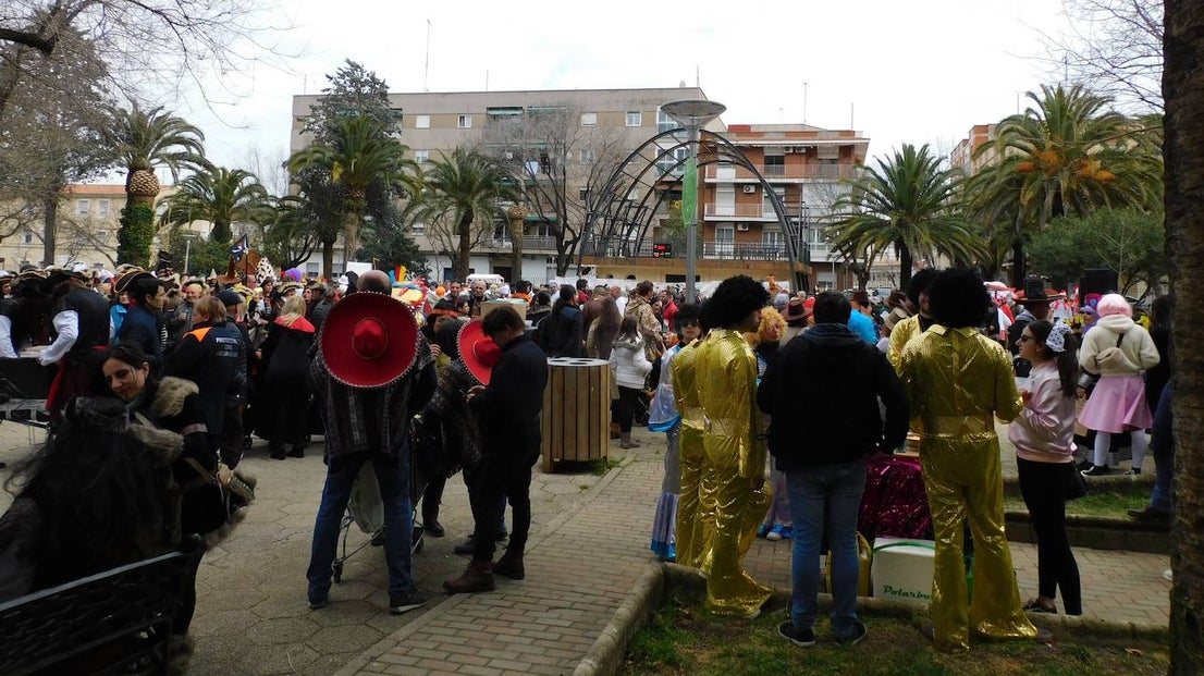 Fotos: El 'Cómete el Carnavalmoral por una pata' reúne a caso 150 grupos