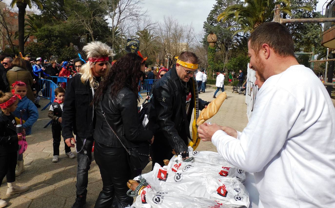 Fotos: El 'Cómete el Carnavalmoral por una pata' reúne a caso 150 grupos