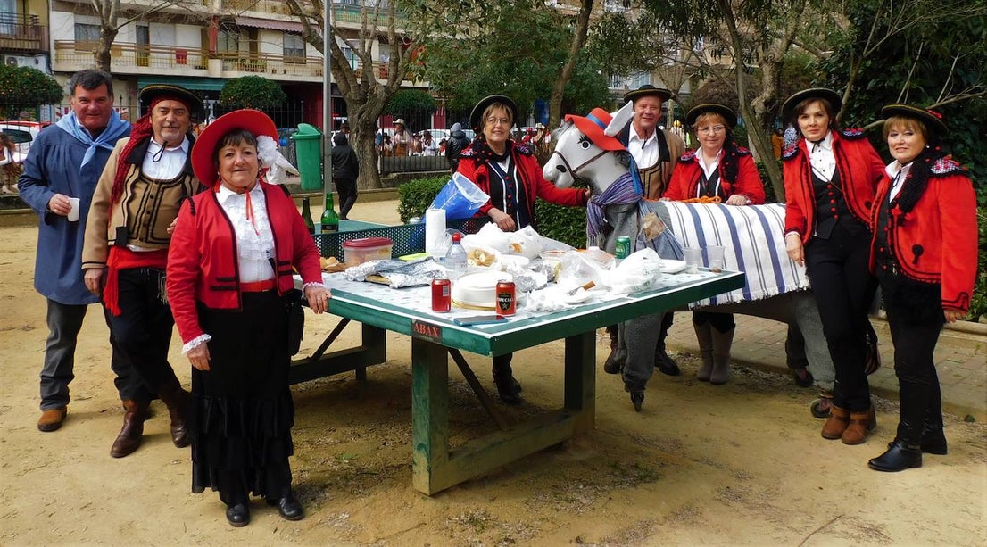 Fotos: El 'Cómete el Carnavalmoral por una pata' reúne a caso 150 grupos