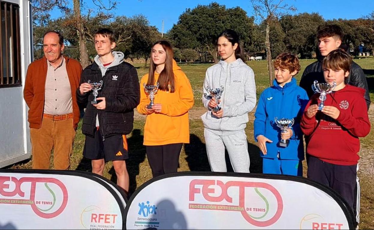 Representantes del Club de Tenis Navalmoral en Cáceres 
