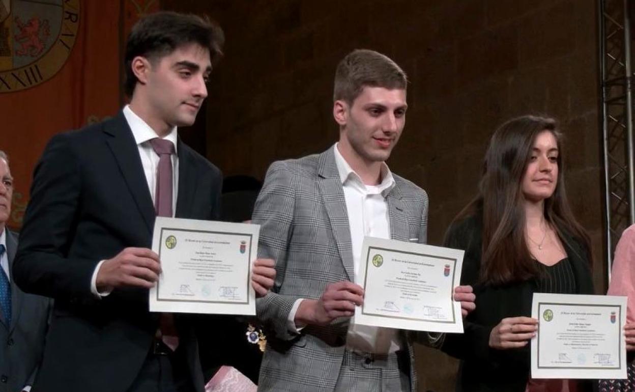 La UEx premia a Carlos Serrano por su brillante expediente académico