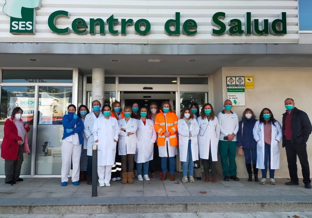 Concentración a las puertas del centro de salud