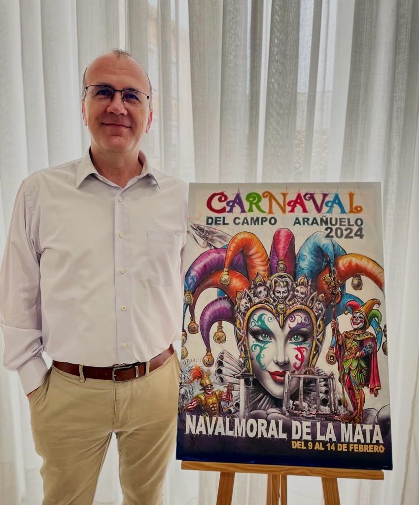 El alcalde, a la vez delegado de Festejos, muestra presenta la obra ganadora