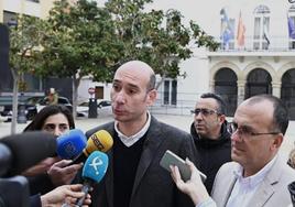 Sánchez Juliá con el alcalde, Enrique Hueso