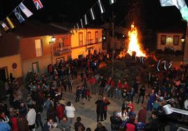 El encendido de la hoguera es una tradición que se mantiene año tras año