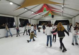 Pista de hielo sintético instalada en la plaza de España
