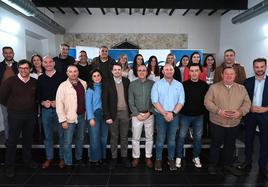 Los integrantes de la nueva junta local con cargos institucionales y orgánicos del PP