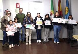 Los escolares muestran los carteles premiados