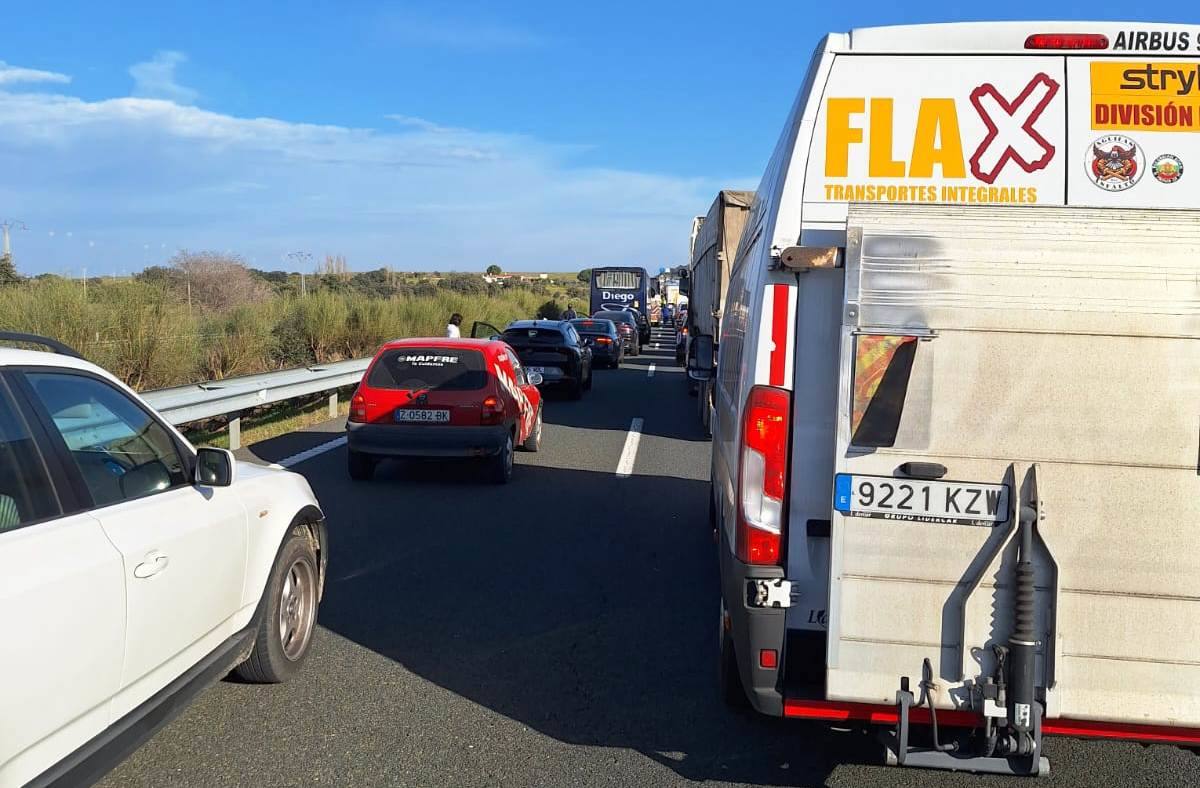 Vehículos atascados en la autovía