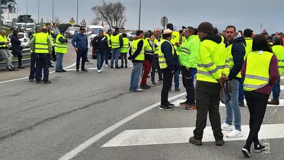 Los agricultores realizan cortes intermitentes de tráfico en varios puntos