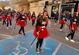 Participantes en el desfile juvenil del 2023
