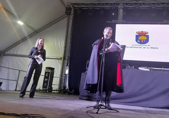 Miguel Lirón ante la mirada de Rocío, presentadora del acto