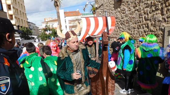 La lluvia desafía a carrozas y comparsas en el primer desfile