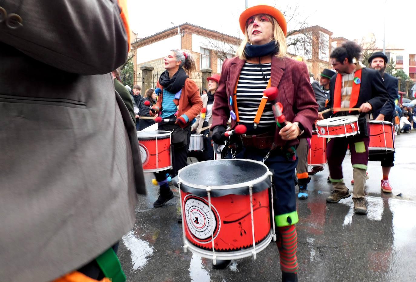 Las carrozas y comparsas se imponen al frío y a la lluvia
