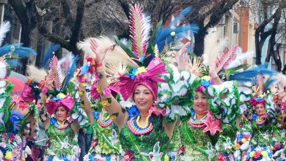 Ni la lluvia ni el frío pueden con el primer desfile del Carnaval