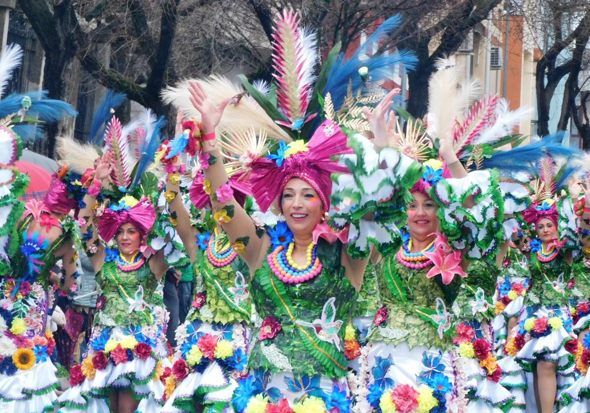Ni la lluvia ni el frío pueden con el primer desfile del Carnaval