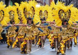 Las carrozas y comparsas se imponen al frío y a la lluvia
