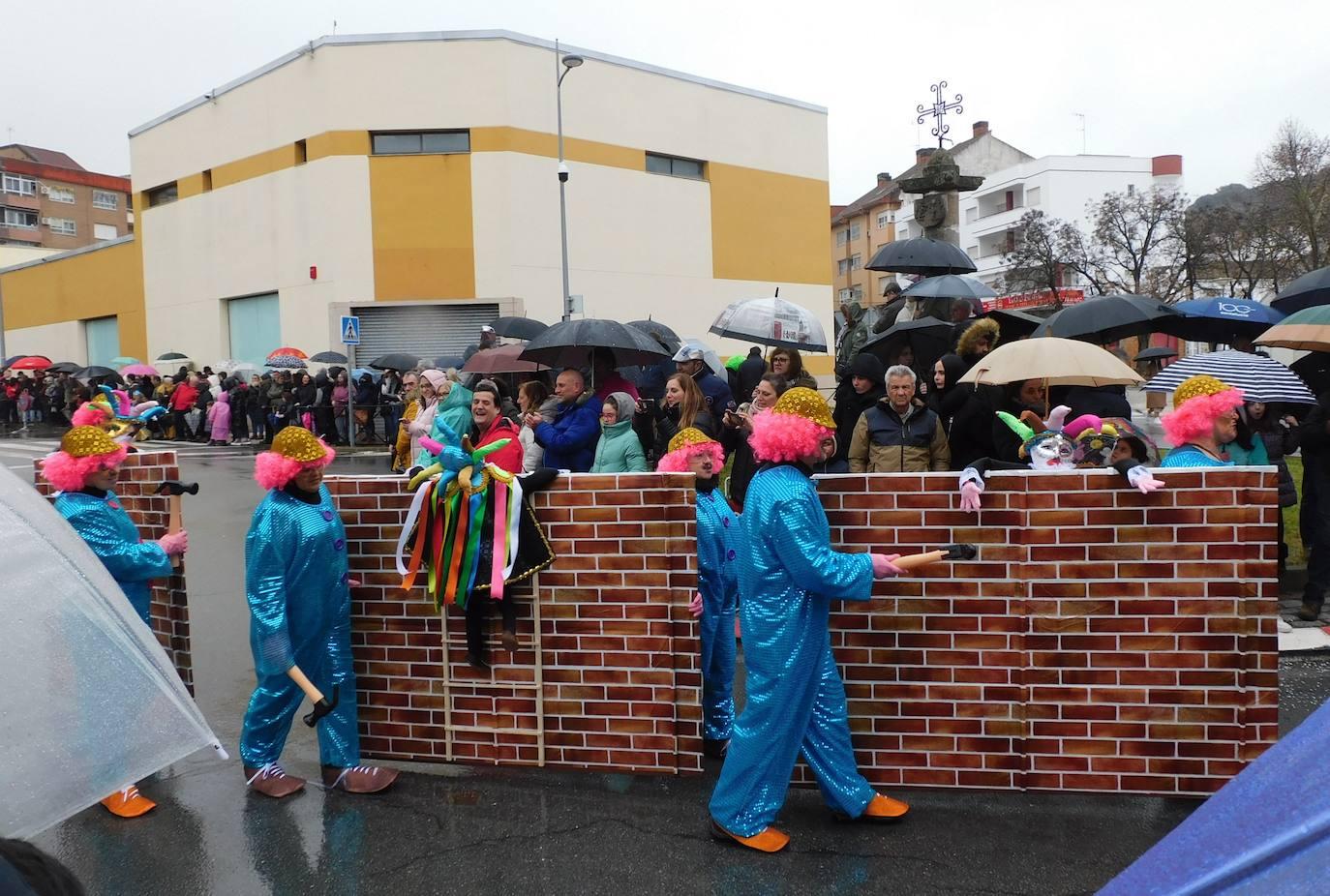 Las carrozas y comparsas se imponen al frío y a la lluvia