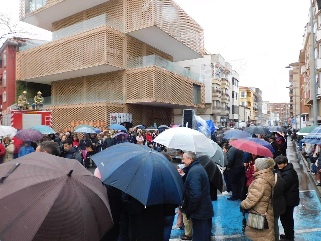 Las carrozas y comparsas se imponen al frío y a la lluvia