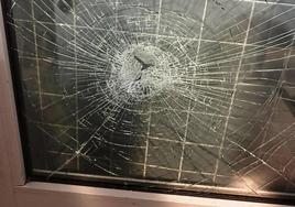 Así quedó la cristalera tras recibir una patada
