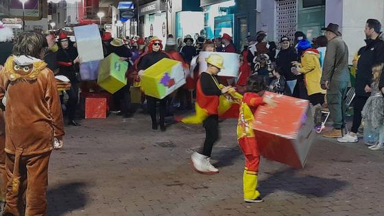 El pasacalles nocturno da paso al segundo desfile de carrozas y comparsas