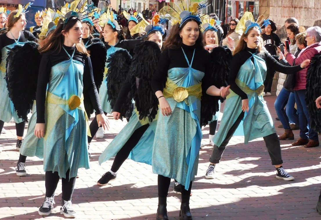 Los institutos cierran el multitudinario desfile estudiantil