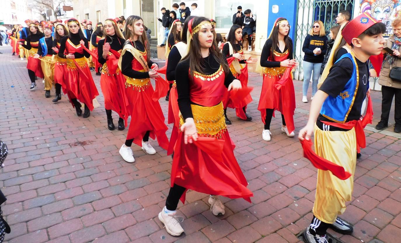 Los institutos cierran el multitudinario desfile estudiantil